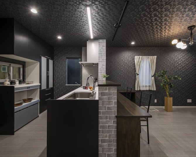 天井×壁にブラックの市松模様クロスが大人カッコいい空間のLDK。
レンジフードや収納もブラックで統一することで生活感を抑えつつ、高級感のある空間を実現しました。