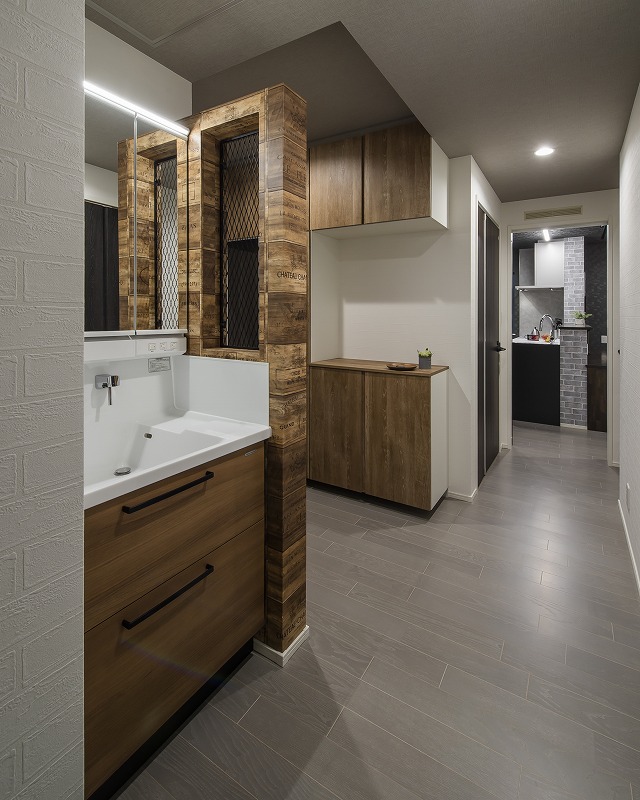 洗面台の仕切りには、木箱風のデザイン＋黒のアイアンメッシュを採用。
玄関横なので帰宅後すぐに手洗い・うがいができます。
