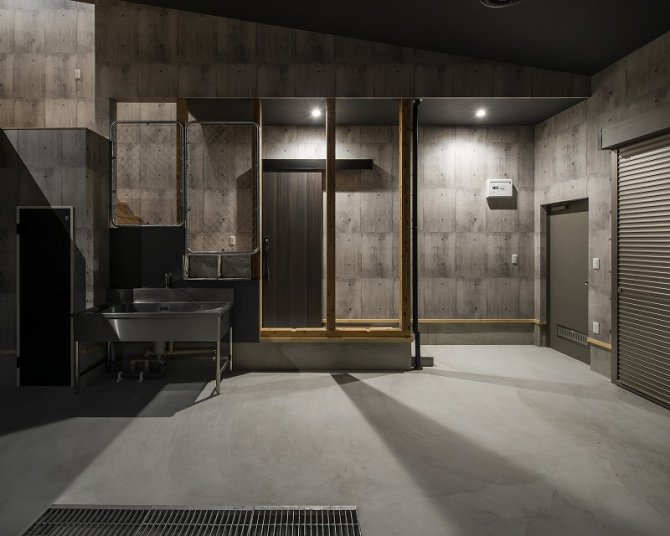 無機質なコンクリート柄の壁が、まるで秘密基地のようなワクワク感を演出。
広めの実用的なシンクを完備。車の整備後や道具の洗浄など汚れ作業にも対応できメンテナンスも楽々です。