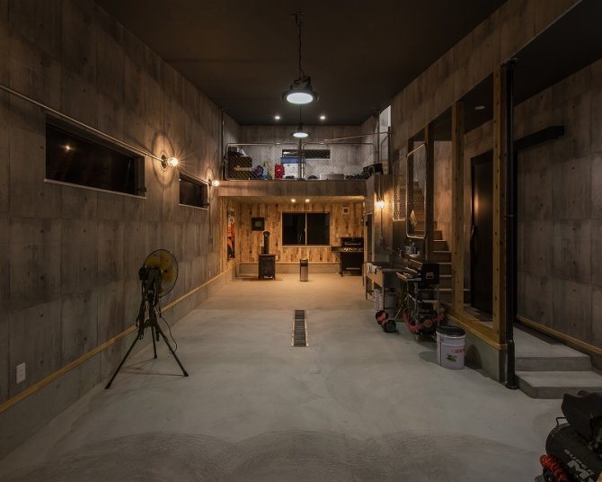 車やバイクを停めても余裕の広さがあるインナーガレージ。
黒のアイアン手すりや金網パネルが男前のデザインです。