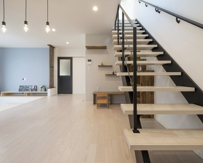 抜け感のあるスケルトン階段と階段下を利用した勉強スペースが魅力のLDK。
空間を無駄なく活用しました。