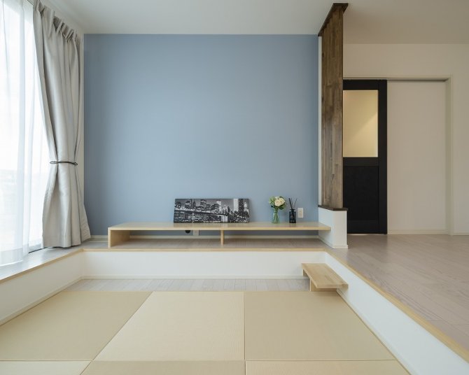 淡いブルーのアクセントクロスが印象的な小上がりの畳スペース。
空間が緩やかに区切られくつろぎの空間としてぴったりです。