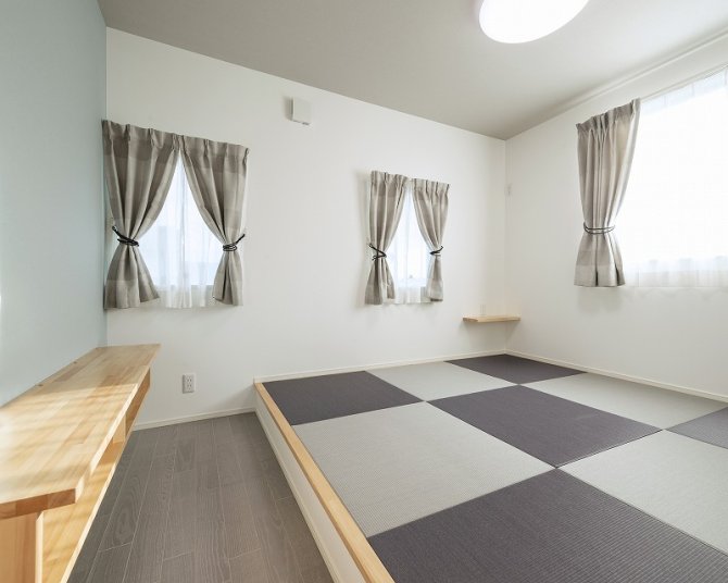モダンな畳が印象的な小上がり空間。
壁際には造作のテーブルを設けており、読書や作業スペースとして活躍します。

