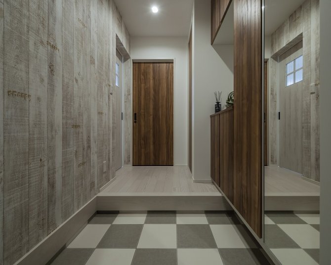 レトロさとモダンさを両立させた玄関フロア。
落ち着いた雰囲気の中に、遊び心のあるティストが映えます。