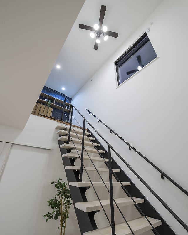 スタイリッシュな黒のアイアン手すりに白いクロスが相性抜群の洗練された空間です。
シーリングファンは空気を循環させるだけでなく、空間のアクセントにもなります。
