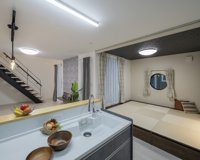 キッチンからリビング、和室が見渡せる安心設計。
キッチンを中心に家族が繋がれる空間です。