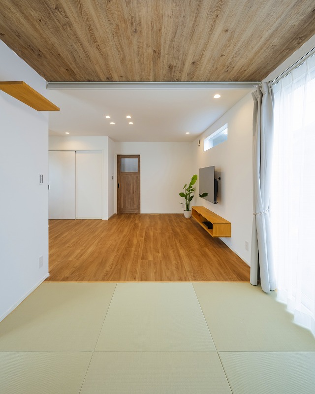 家族がくつろげる落ち着いた空間の和室。天井に木目調のアクセントクロスを取り入れることで温もりを感じられるデザインに仕上げました。