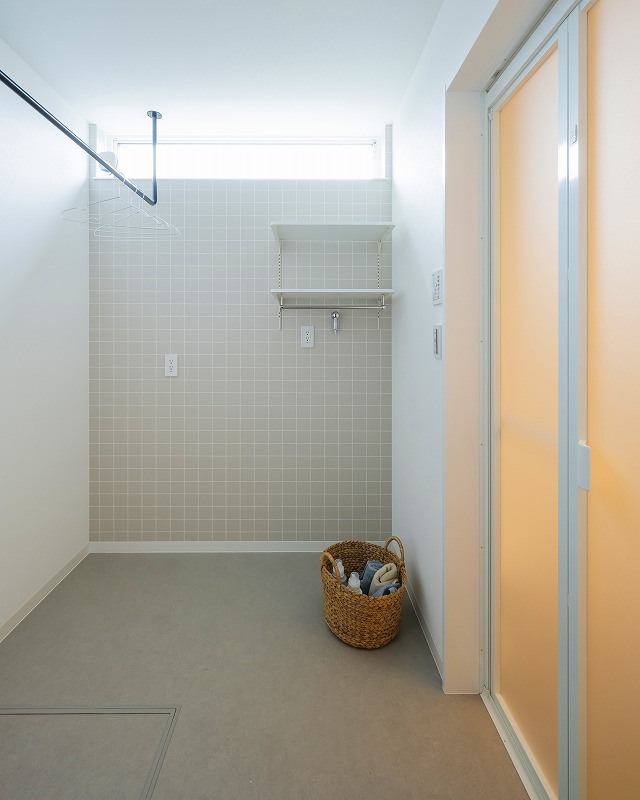 家事もペットケアも快適に！多機能ランドリールーム。清潔感あふれるランドリールームは、毎日の家事を快適にするだけでなく、愛犬のお手入れもできる多目的な空間です。天井には室内干し用のハンガーパイプを設置し、雨の日でも安心して洗濯物を干すことができます。