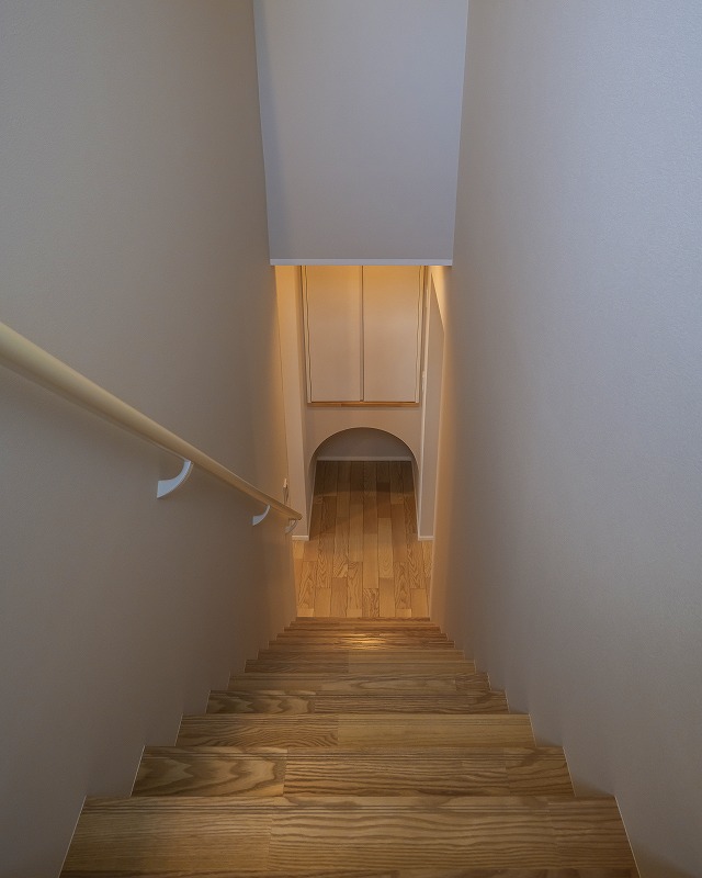 階段を下りた先は、アーチ型の開口がアクセントの猫ちゃん専用スペース。
換気扇を完備しているため、臭いの心配もなく清潔で快適な環境を保つことができます。