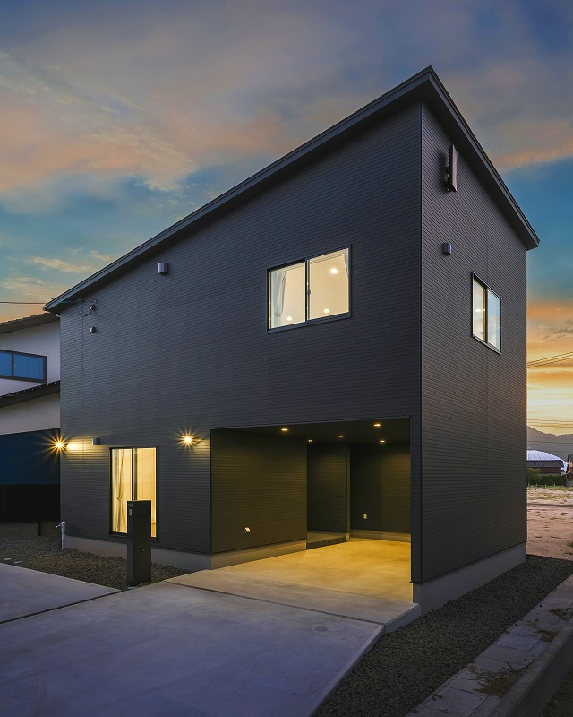スタイリッシュな黒の外観がカッコイイ住まい。シンプルなフォルムに、ビルトインガレージが実用性とデザイン性をプラス。夕暮れ時に灯る照明が外壁を美しく照らし出し、昼と夜で異なる表情を楽しめます。