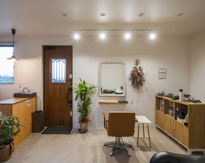 白を基調にした明るい空間に、木のぬくもりとやわらかな照明が調和するプライベートサロン。自然光を取り入れた設計で、リラックスしながら施術を受けていただけます。