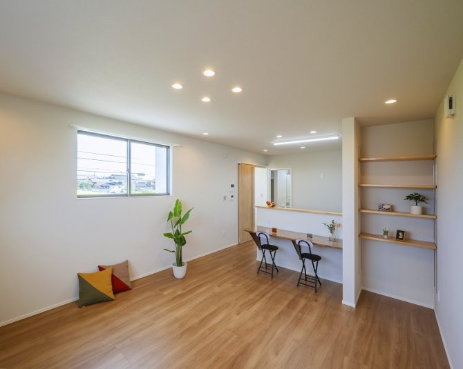 明るい光が差し込む2階LDKは、カウンターを採用して空間を広く使える工夫が魅力。洗面脱衣室とお風呂も同じフロアにまとめ、家事動線がスムーズな、暮らしやすさを重視した住まいです。