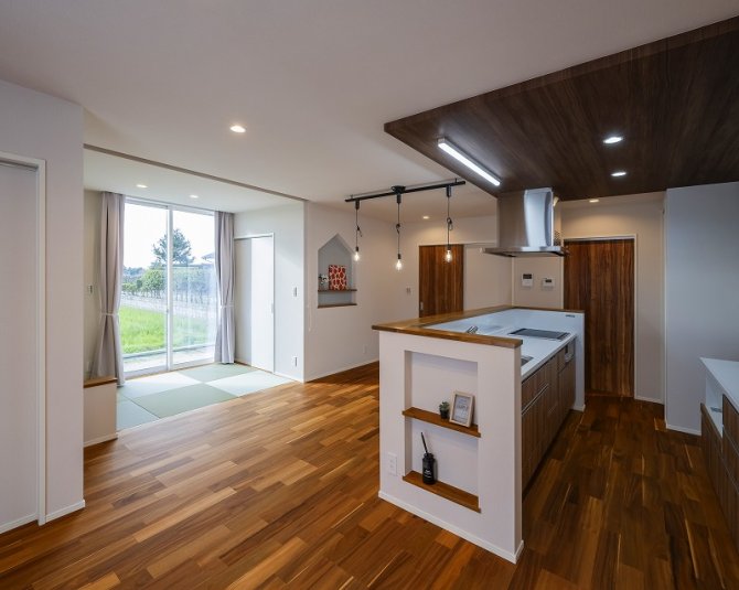 木目のフローリングが美しいLDKは、下がり天井のキッチンが印象的。キッチンのまわりをぐるっと回れる回遊動線で、家事がスムーズに行えます。