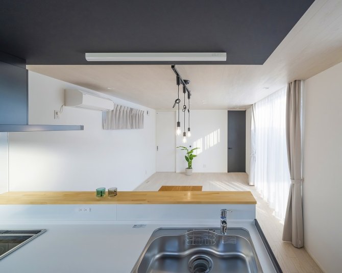 南側に面した窓から光がたっぷり入るLDK。LDKから直接洗面脱衣室へアクセスできる動線なので、料理と洗濯を同時に行うことができます。