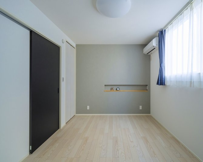 壁一面に採用したグレーのアクセントクロスが空間に奥行きを与えます。ベットニッチはインテリアを飾るだけでなくスマホや眼鏡置きとして活躍します。