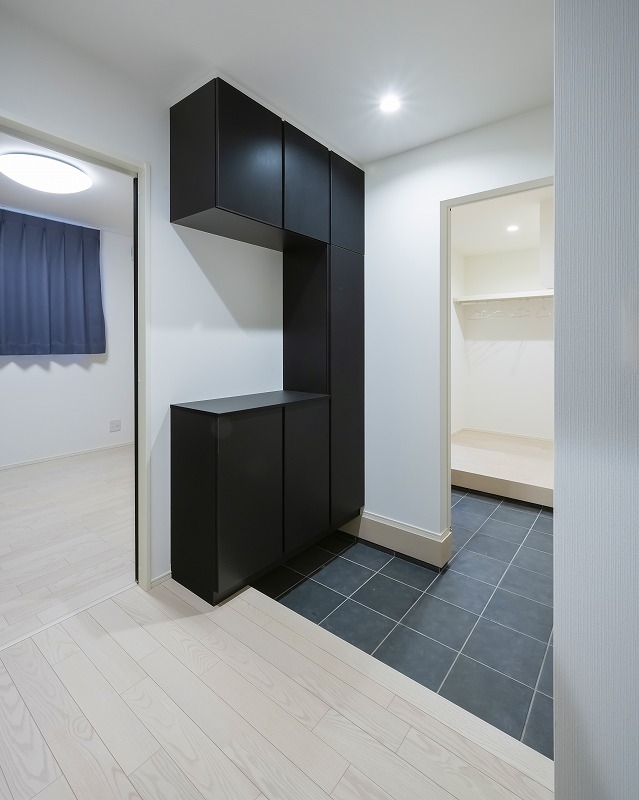 玄関から左右に分かれる2WAY動線を採用。生活と趣味を心地よく分けた、使い勝手の良い玄関です。