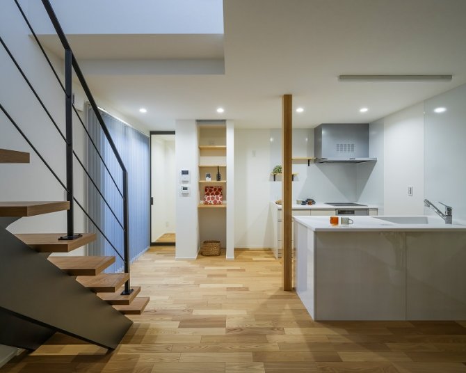 LDKをより広く使うため、2列型キッチンを採用。空間にゆとりがうまれ、家事動線もスムーズになります。キッチン横には、オーブンも置ける収納棚を設けました。