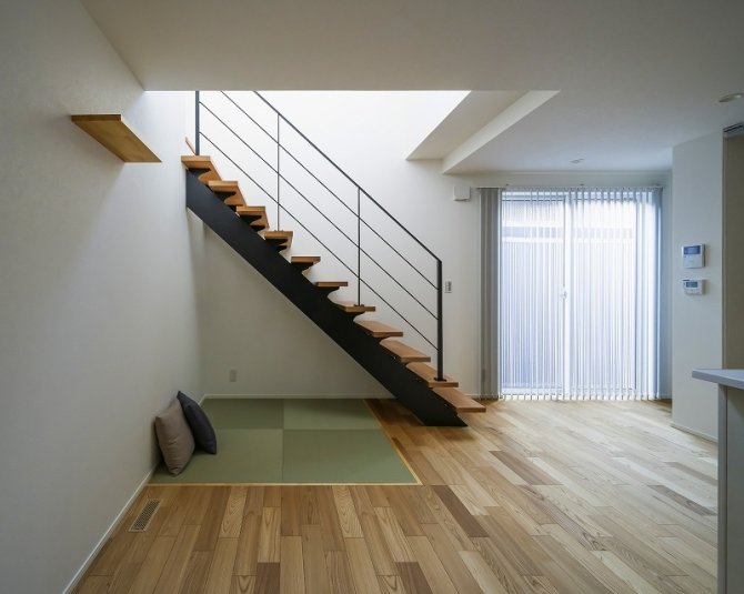 空間のアクセントになるリビング階段。踏板には木の質感、手すりにアイアンを組み合わせることで軽やかな印象に仕上げました。視線が抜けることで圧迫感を抑え、上下階をゆるやかに繋ぐ心地よい空間です。