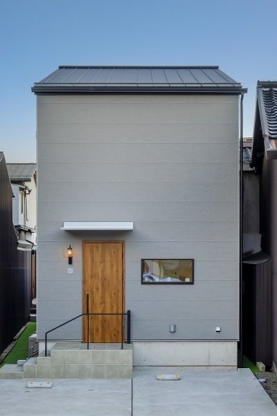 街中に佇む、吹き抜けのある店舗併用住宅