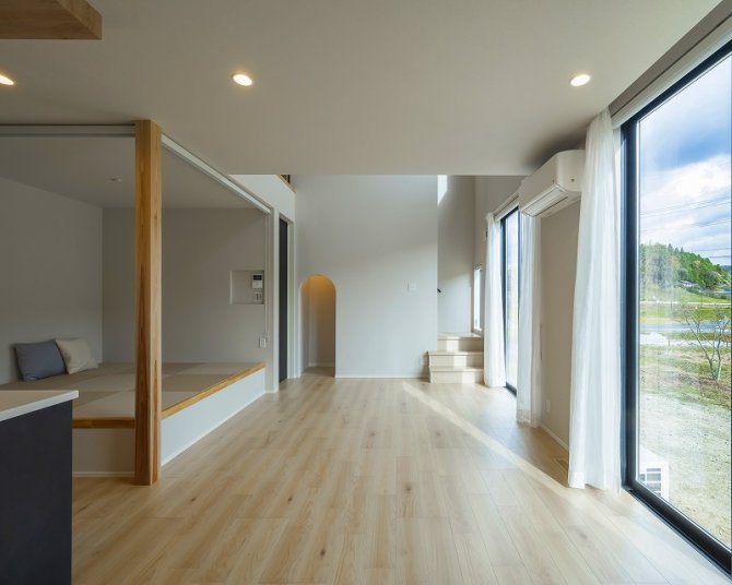 階段下スペースを活かした、アーチ垂れ壁が可愛いペットルーム。小上がり和室は床から40cm高く設計し、ペットが登らないよう配慮。ロールスクリーンで仕切ることで、お子様のお昼寝スペースとしても活躍します。