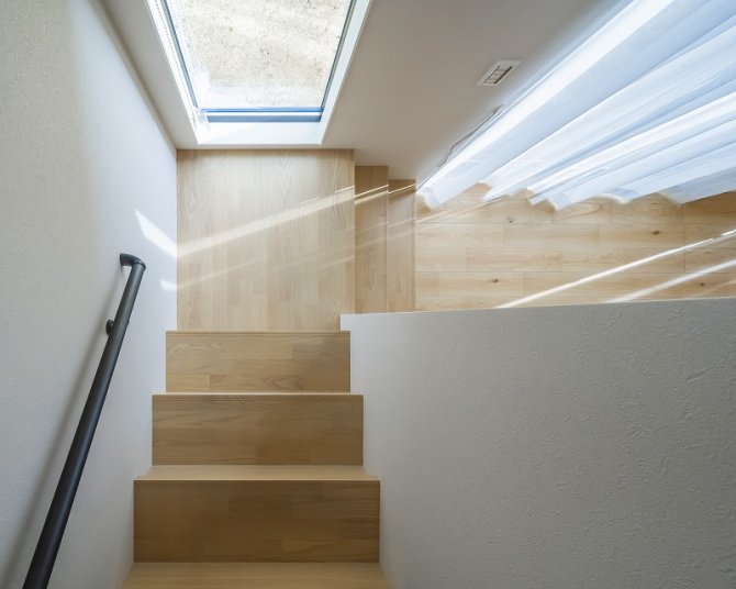 猫ちゃんが日向ぼっこできるよう広めの踊り場を設けた階段。外を眺めたり、のんびり過ごせる猫ちゃんの特等席です。