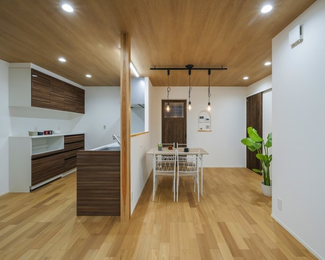 木目で統一したキッチンと天井が空間に一体感を持たせたLDK。
視線の抜けを意識したレイアウトで広がりも両立し、化粧柱を空間の緩やかな区切りとして活かした設計です。