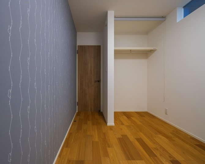 ミッフィーがかくれんぼをしている、遊び心のあるアクセントクロスを採用した子ども部屋。クローゼットは扉の代わりにロールスクリーンを採用し、圧迫感を抑えながらすっきりとした印象に仕上げました。